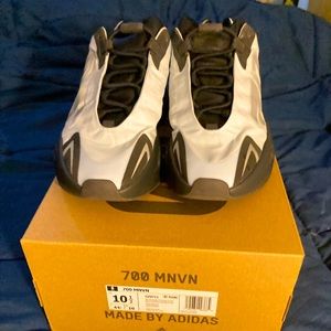 Yeezy Boost 700 MNVN blue tint mens size 10.5 new inbox